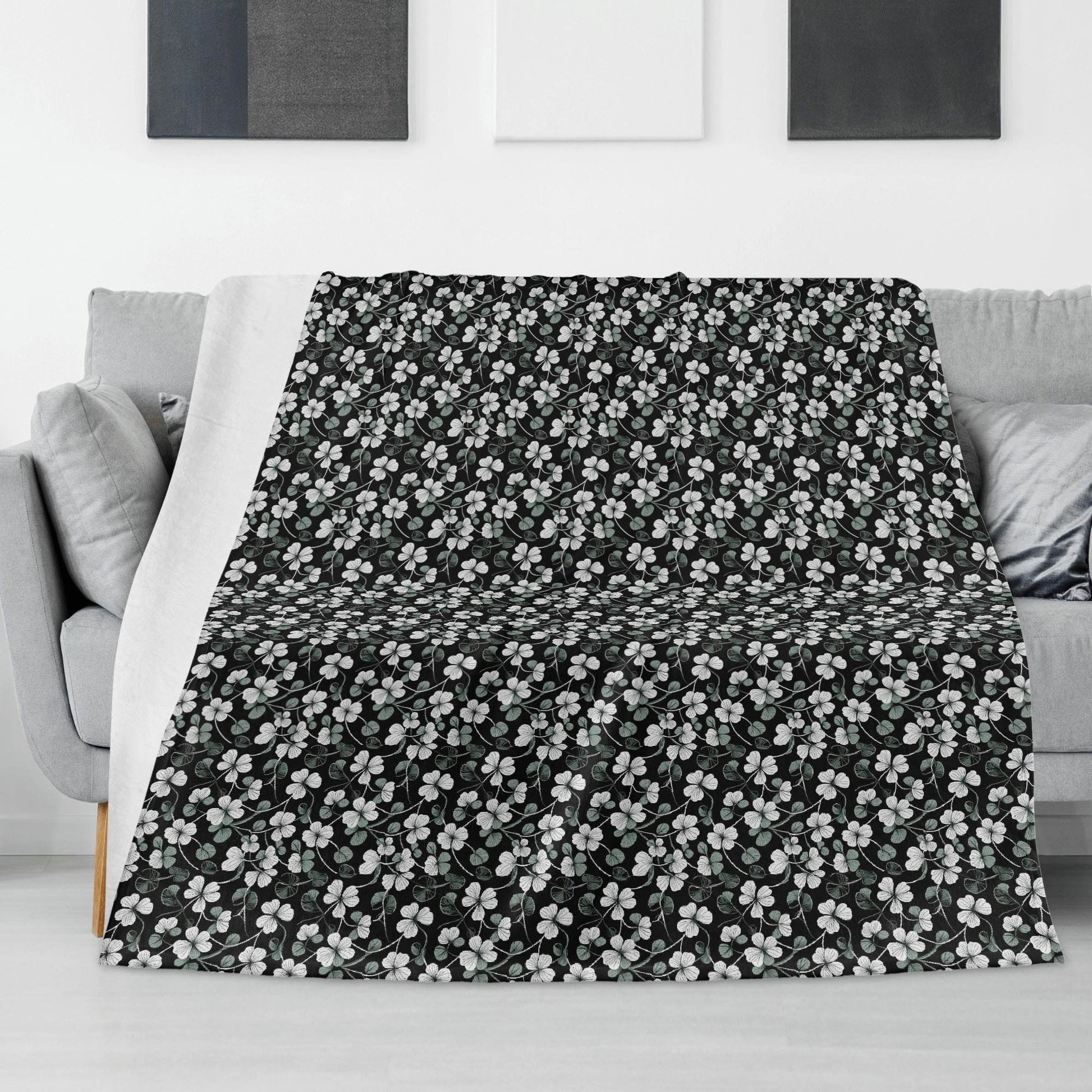 White and Green Clovers Horizontal Flannel Breathable Blanket 4 Sizes - DeRose Seasonal