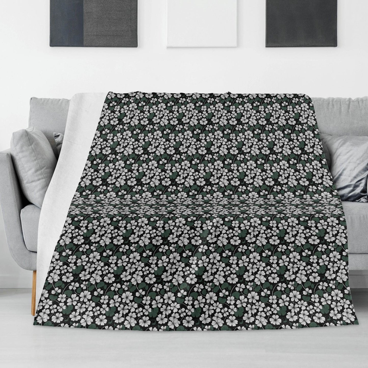 White Clovers Horizontal Flannel Breathable Blanket 4 Sizes - DeRose Seasonal