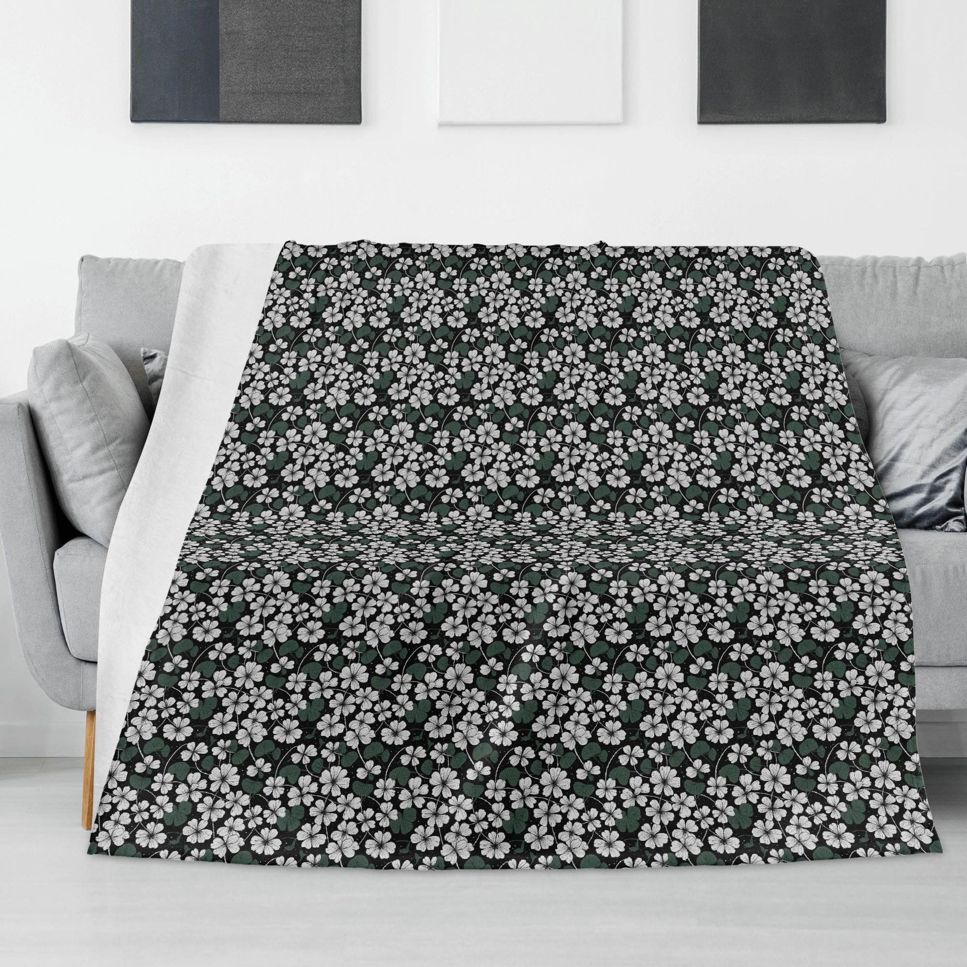 White Clovers Horizontal Flannel Breathable Blanket 4 Sizes - DeRose Seasonal