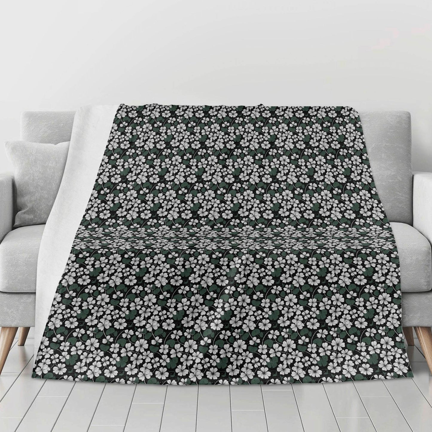White Clovers Horizontal Flannel Breathable Blanket 4 Sizes - DeRose Seasonal