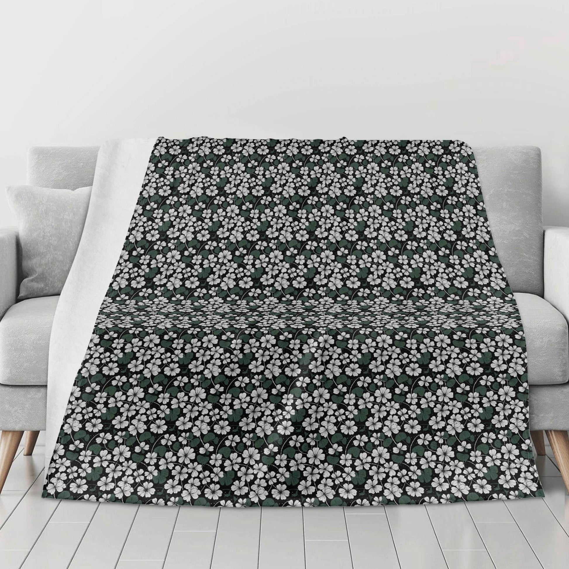 White Clovers Horizontal Flannel Breathable Blanket 4 Sizes - DeRose Seasonal