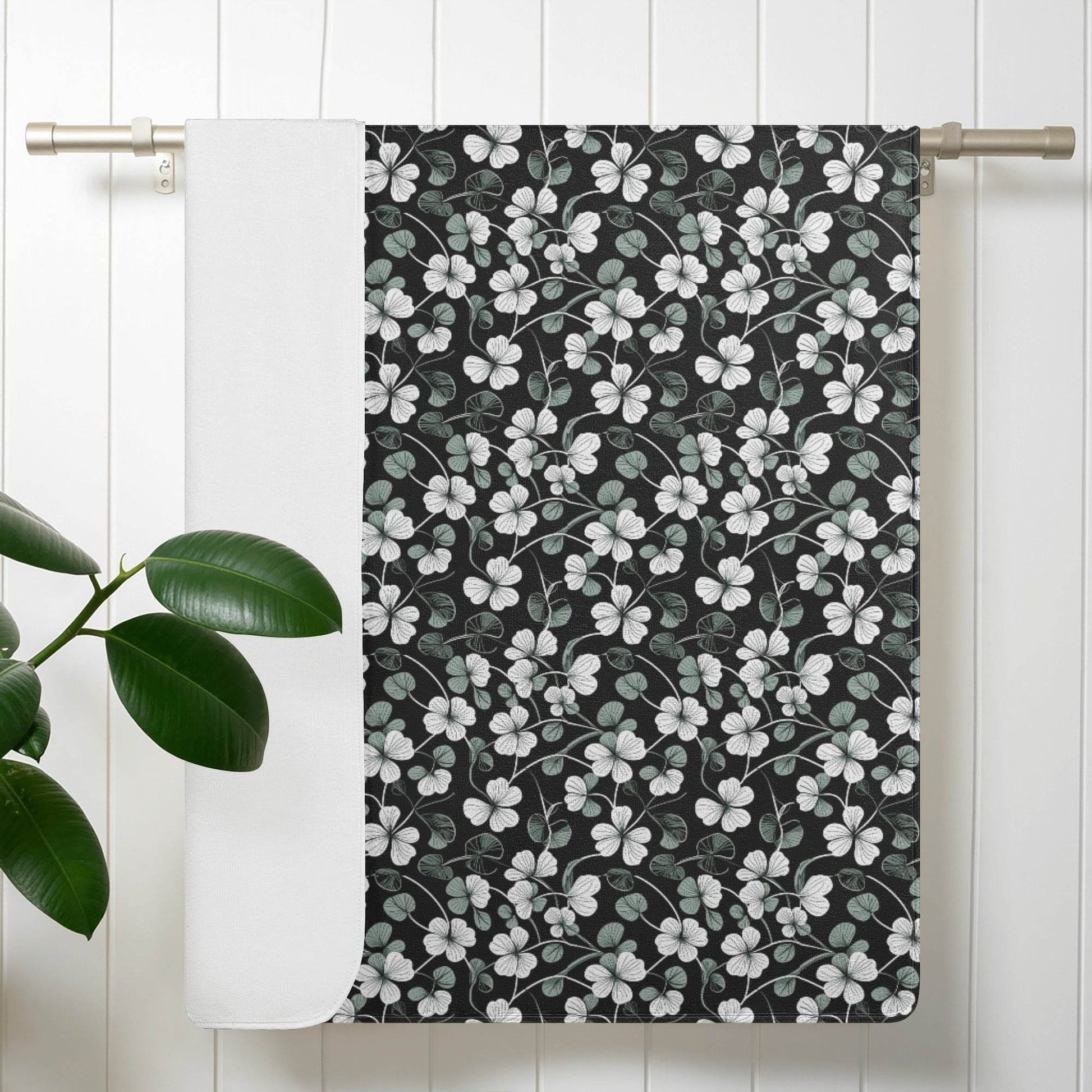 White and Green Clover Bath Towel - DeRose Seasonal